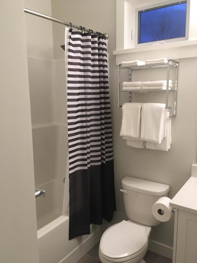 Mollys Cottage-The Suite On Vancouver Island Near Yyj Airport And The Wa And Bc Ferries Норт-Сааніч Екстер'єр фото